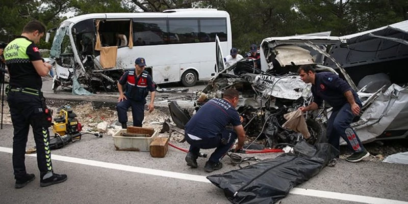 ANTALYA`DA KAZA 1 ÖLÜ 14 YARALI