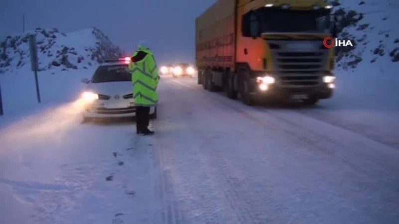 Antalya-Konya karayolunda kar sebebiyle durma noktasına gelen trafik normale döndü
