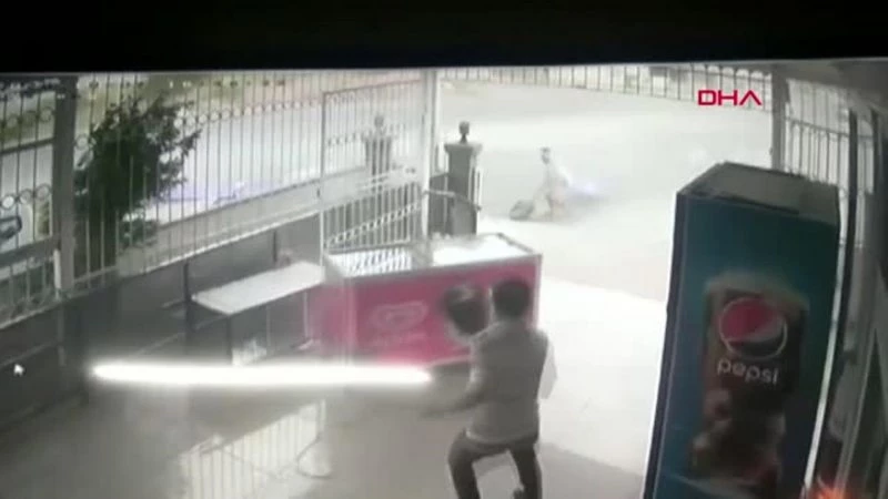 ANTALYA RÜZGARIN SÜRÜKLEDİĞİ DOLABI DURDURAN MARKETÇİ: ARKAMI DÖNDÜĞÜMDE HER ŞEY BANA GELİYORDU