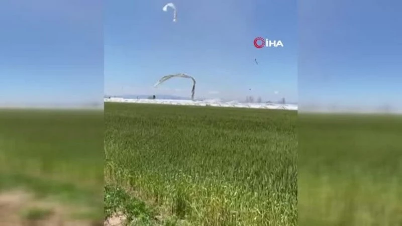 Antalya`da şiddetli rüzgarın çilek seralarının çatılarını uçurduğu anlar kameralara yansıdı