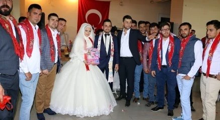 Arkadaşlarından damat ve geline barbi bebek ve emzik