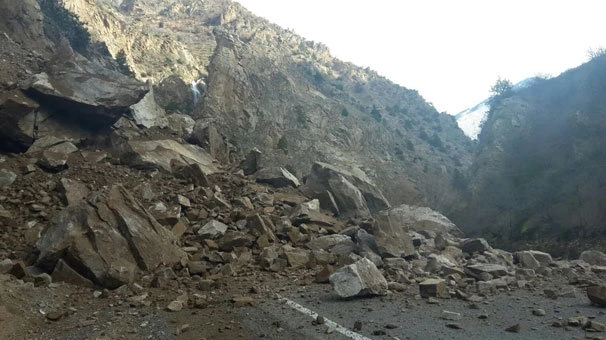 Artvin-Ardahan karayolu heyelan nedeniyle ulaşıma kapandı