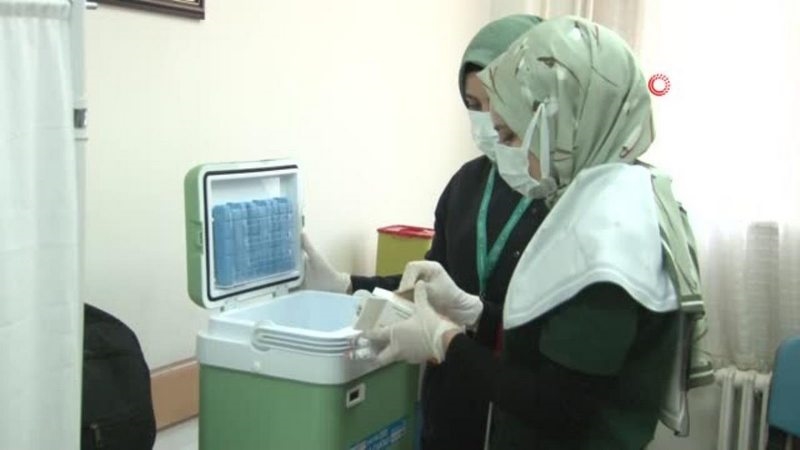 Aşı timleri sahada... Önce ikna ediyor sonra aşı yapıyorlar