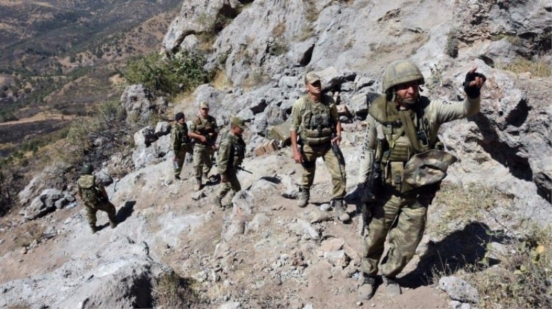 Asker Irak sınırında kahramanlık destanı yazıyor