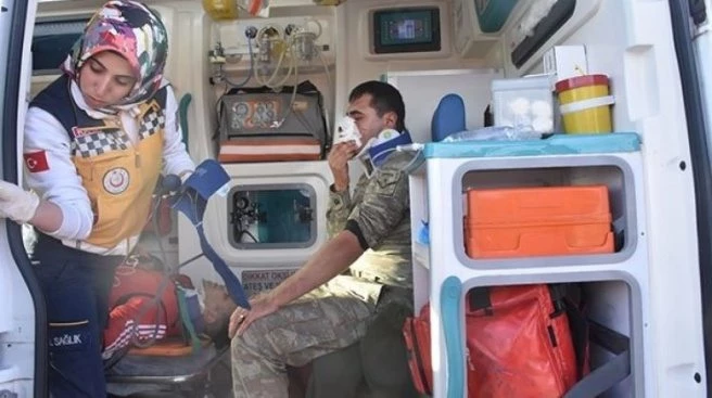 ASKERİ ARAÇ İLE TIR ÇARPIŞTI: 7 ASKER YARALI