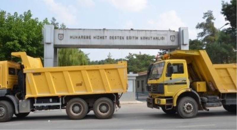Askeri birliklerin önünde tedbir elden bırakılmıyor