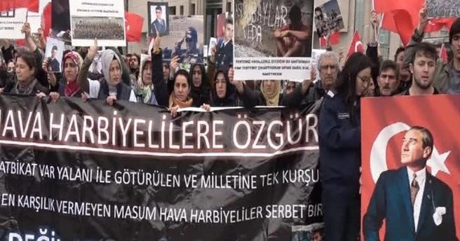 Askeri öğrencilerin aileleri adliye önünde eylem yaptı