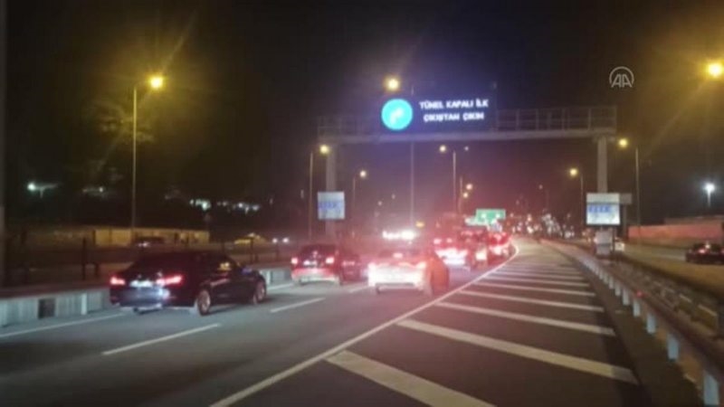 Avrasya Tüneli`ndeki araç yangını trafik yoğunluğuna neden oldu