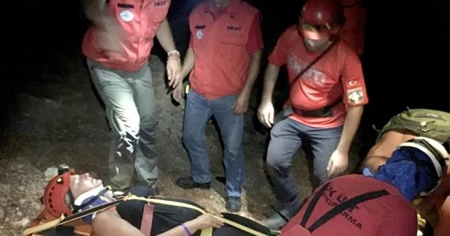 Ayağı kırılan turisti AKUT kurtardı