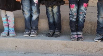 Ayakkabıları olmadığı için okula terlikle gidiyorlar