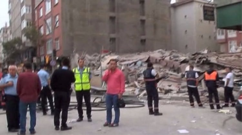Bağcılar'da bina çöktü! Enkaz altına bakılıyor