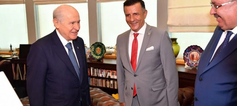 Bahçeli`nin elini öpmüştü! MHP`ye geçti