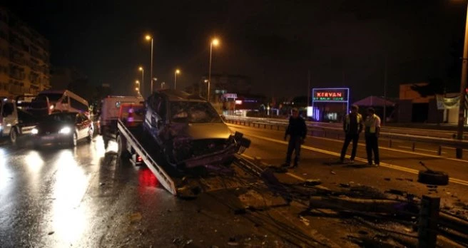 Bahçelievler?de Bir Araç Metrobüs Yoluna Daldı: 1 Yaralı