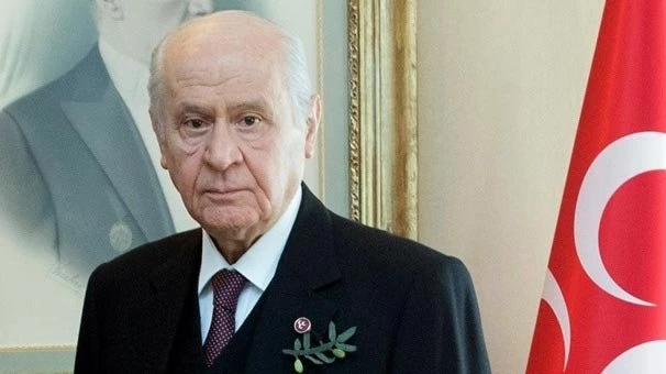 Bahçeli`nin yakasına dikkat! Bugün hediye edildi