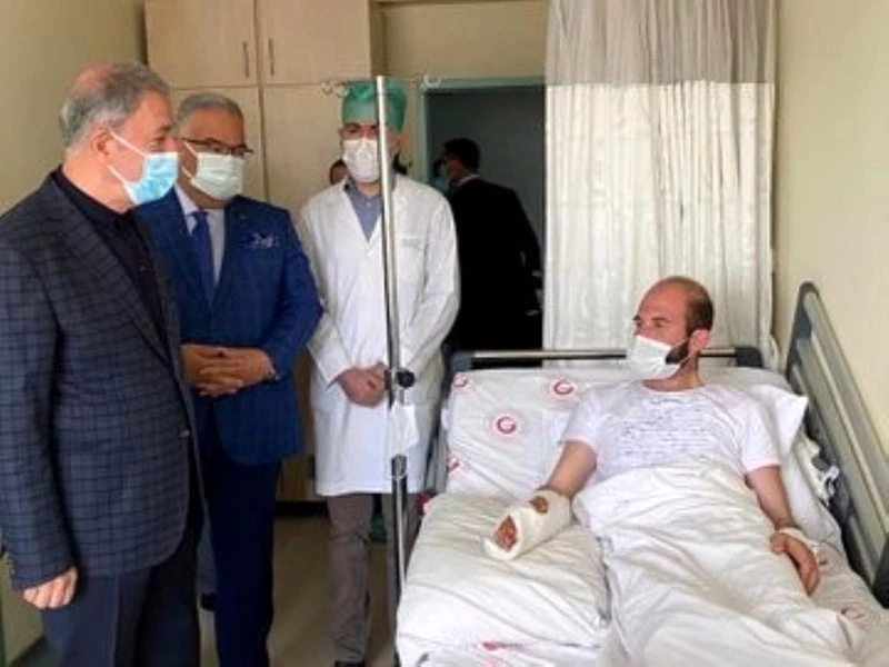 Bakan Akar`dan yaralı askerlere ziyaret