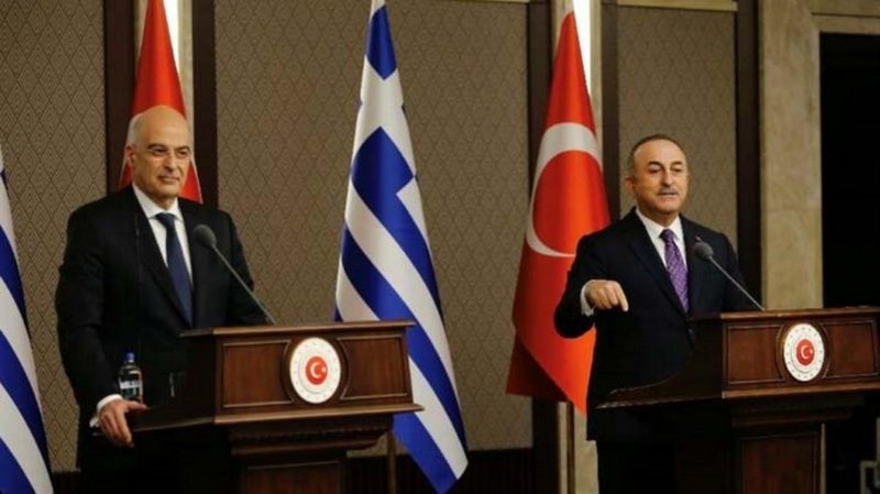 Bakan Çavuşoğlu, Galatasaray`a uygulanan ayrımcılıkla ilgili Yunan Bakan Dendias`la görüştü