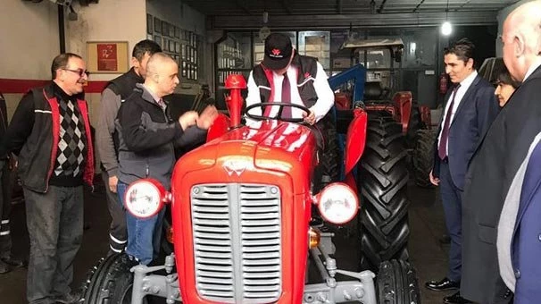 Bakan Özlü, babasının kendisini okutmak için sattığı traktörü geri aldı