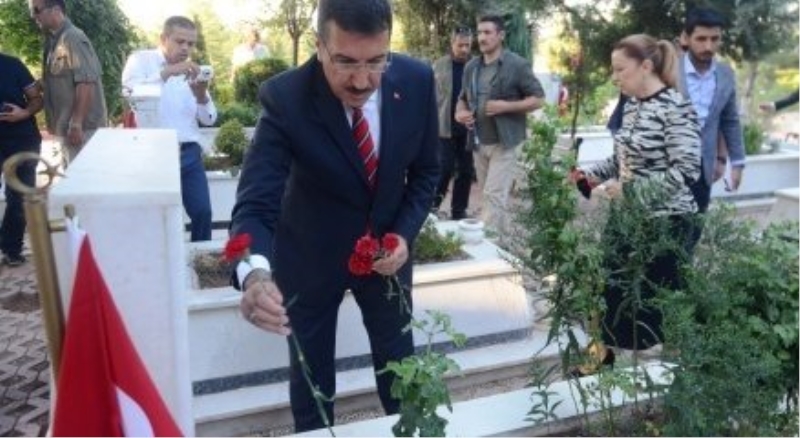 Bakan Tüfenkci?den şehitlik ziyareti