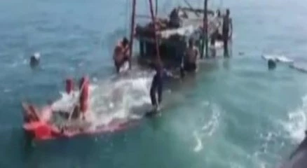 Balıkçı teknesi sulara böyle gömüldü