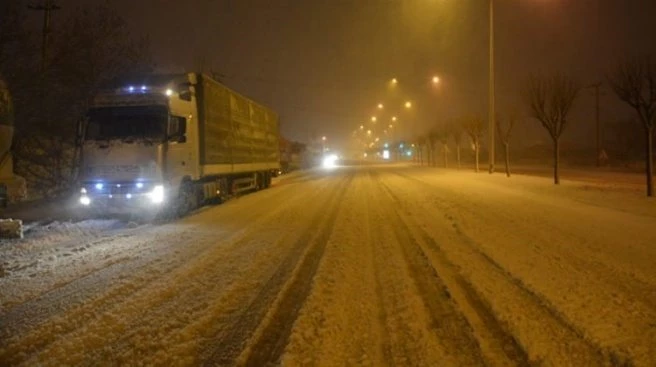 Balıkesir-Bursa yolu ulaşıma kapandı