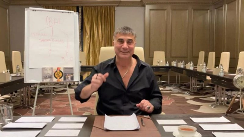 Bambu ağaçları gitti, toplantı salonu geldi! Peker`in yeni video çektiği yer de deşifre oldu