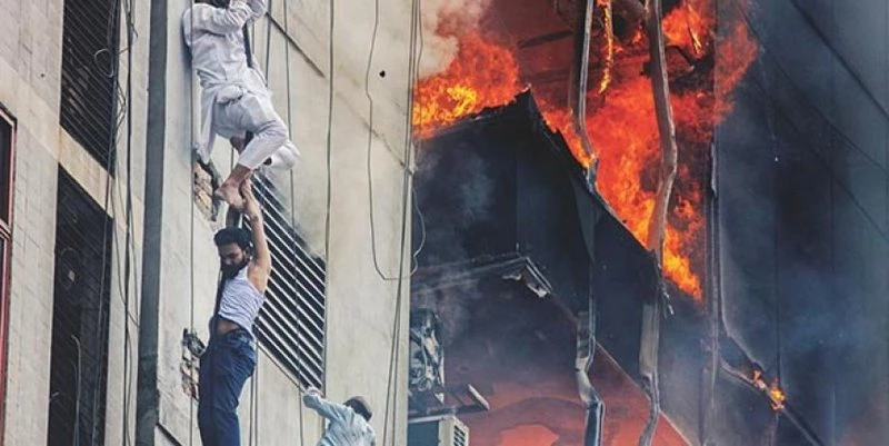 BANGLEDEŞ`DE BÜYÜK YANGIN