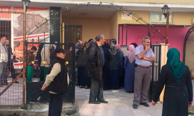 Banyoda boğazını keserek intihar etti