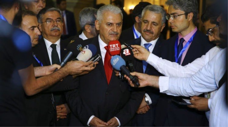 Başbakan: Bir tankımızın isabet aldığı bilgisi var