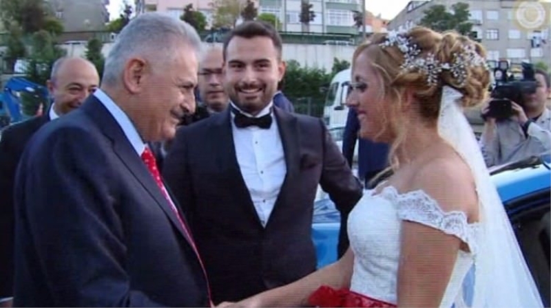 Başbakan düğün arabasının önünü kesti