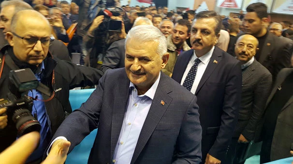 Başbakan Yıldırım: Bizim kongrelerimizde masalar sandalyeler havada uçuşmaz