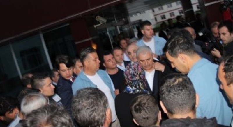 Başbakan Yıldırım çatışmada yaralanan üsteğmeni ziyaret etti
