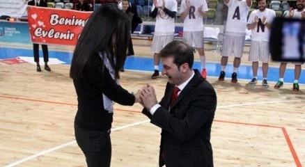 Basketbol antrenöründen sahada evlenme teklifi