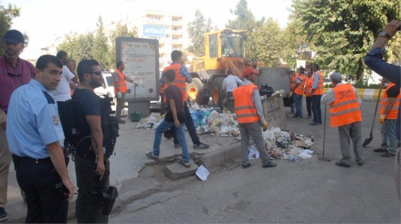 Batmanda çöpler polis eşliğinde toplanıyor