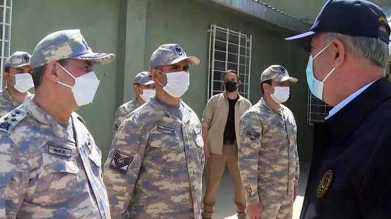 Bayramda üs bölgesini ziyaret eden Bakan Akar`ın astsubay ile diyaloğu duygulandırdı