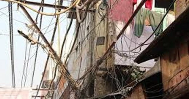 Bebek bezi atmaya çalışırken elektrik akımına yakalandı