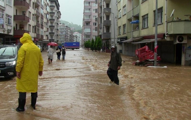 Beklenen şiddetli yağışın ardından Arhavi ilçe merkezinde sokaklar yine göle döndü