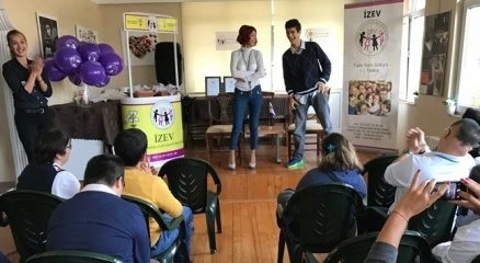 Berko İlaç, İZEV gençleri ile bir araya geldi