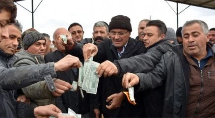 Besiciler dolarları ateşe verdi