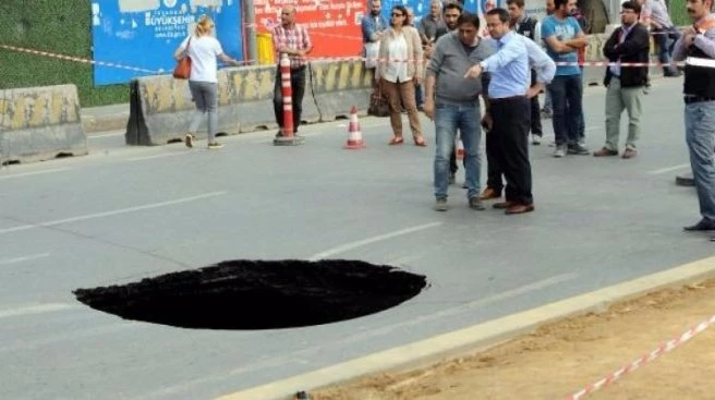 Beşiktaş`ta yol çöktü