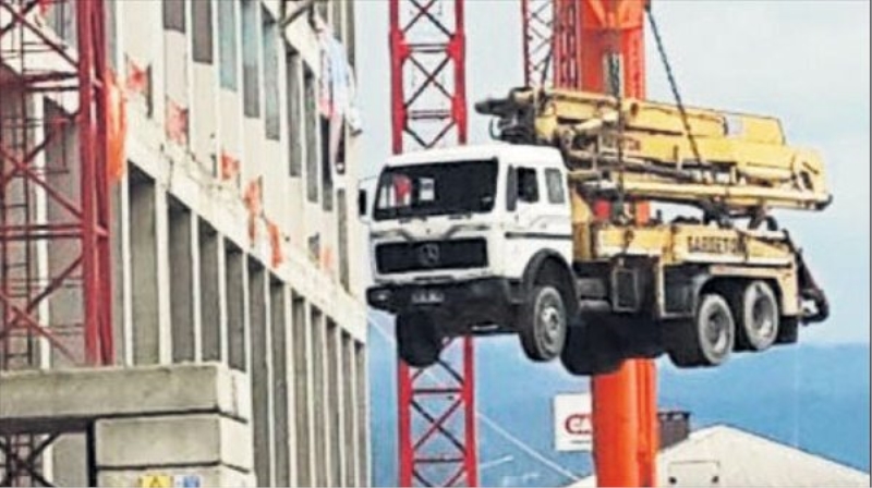 Beton mikserini vinçle çatıya çıkardılar