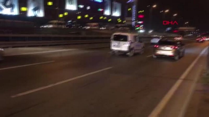 Beylikdüzü`nde motosiklet önündeki otomobile çarptı