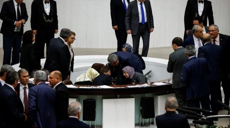 Bir anda yere düştü! Meclis'te hareketli dakikalar