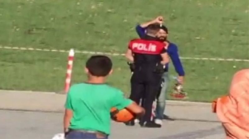Bir elinde çiçek bir elinde silah...