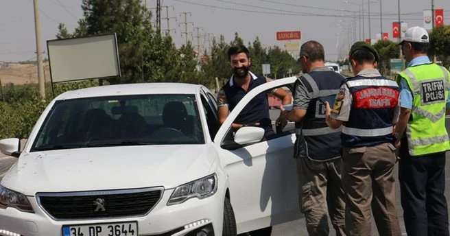 Bir gecede 3 bin 60 araç trafikten alıkonuldu.