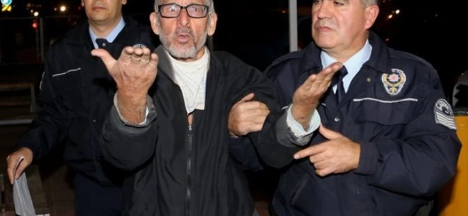 Bisikletini alan polislerin aracını yakmak istedi