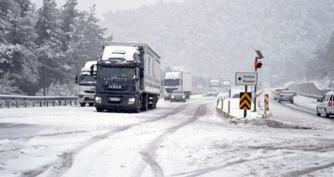 Bolu Dağı`nda kar ulaşımı zorlaştırdı