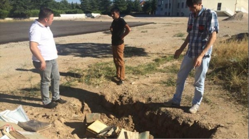 Bolvadin?de toprağa gömülü çok sayıda Kuran bulundu