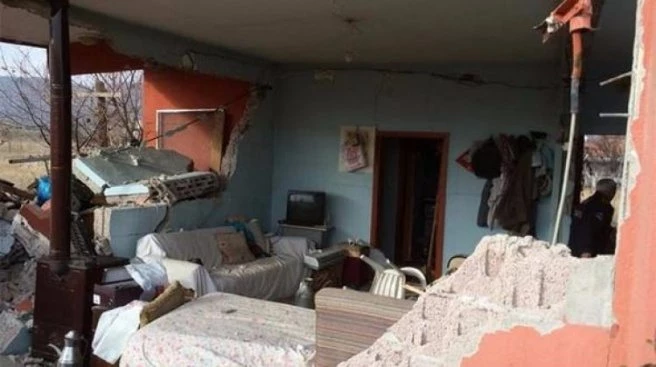 Bomba gibi patladı, ev harabeye döndü