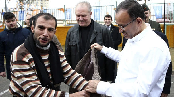 Bozdağ, ceketini vatandaşa hediye etti