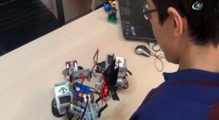 Bu robot insan aklı ile yarışıyor